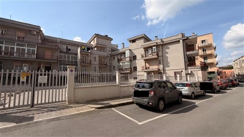 Zona Semi-Centrale, Appartamento di 4 Vani Oltre Accessori, Vano Deposito e Box Auto.